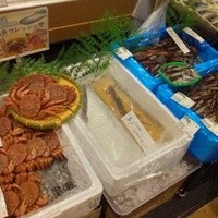 店舗の水産売場に鮮魚が並ぶ様子