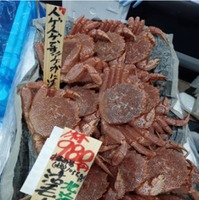 店舗の水産売場に鮮魚が並ぶ様子