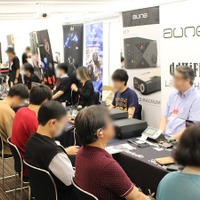 ヘッドフォン祭の会場でオーディオ機器を試聴する来場者