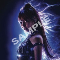 特性オリジナルカード（ポストカードサイズ）　© 2026 SONY MUSIC ENTERTAINMENT. ALL RIGHTS RESERVED.