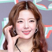 どうなってるの？胸元もウエストも大胆カット…リア、“穴あき”衣装に視線集中「すっごい」