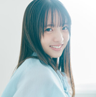 乃木坂46・海邉朱莉、微笑みショットでファン魅了　6期生グラビア企画「Nogizaka Colors」
