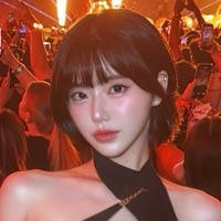 開きすぎてはみ出てるよ…大胆カットの衣装でコンサートを見に行ったDJ SODAに視線釘付け