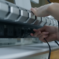 天板下の収納部に電源タップとケーブルクリップを内蔵。マグネットカバーで隠せる構造（C）yuyuyuly