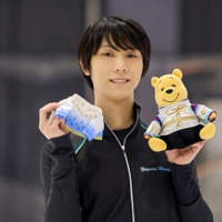 プーさんのぬいぐるみを手にする羽生結弦