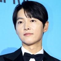 “二児のパパ”俳優ソン・ジュンギ、知人が明かしたイタリア生活が話題「オリーブを自分たちで収穫」