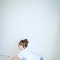 床に座るさくら