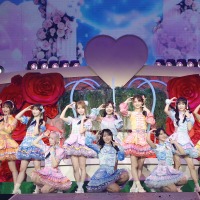 色鮮やかな衣装でステージに立つ＝LOVE