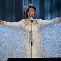純白の衣装で歌うジュディ・オング