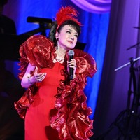 赤いドレスで歌うジュディ・オング