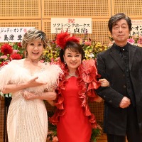 小林幸子、ジュディ・オング、中村雅俊（左から）
