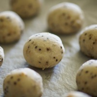 ごまを練り込んだ「はかりパン ごまもっち」