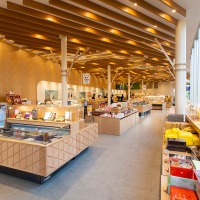 北海道産の木材を使用した店内は、あたたかな木の温もりとガラスファサードが特徴です(千歳本店)