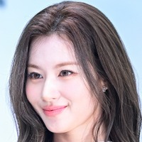 TWICE・サナ、『ハーパーズ バザー』12月号の表紙に！日本デビューから10年、メンバーとの絆を語る