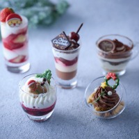 左上から時計回り：クリスマスグラスショートケーキ、フォレノアール、クリスマスティラミス、ピスタチオケーキ、赤いベリーとホワイトチョコレートのトライフル