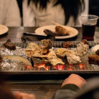 網の上で焼かれる牡蠣
