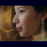 アイスクリームを味わうSANA