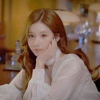 撮影セットでのSANA