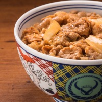 冷凍牛丼の具を盛り付けた吉野家のどんぶり