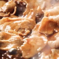 特製しょうゆだれで焼き上げた豚肉