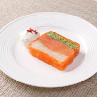スモークサーモンのゼリー寄せ ～ディルクリーム添え～