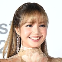 BLACKPINKリサと“タイのチャ・ウヌ”、母親をまじえて食事か　目撃ショットが広がり熱愛説が再点火