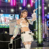 【TGS2026】「DMM GAMES」美女コンパニオンの大胆シルエットに注目！抜群のスタイルで魅せるミニスカ×サイバー衣装が眩しい【写真28枚】