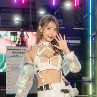 【TGS2026】「DMM GAMES」美女コンパニオンの大胆シルエットに注目！抜群のスタイルで魅せるミニスカ×サイバー衣装が眩しい【写真28枚】