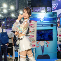 【TGS2026】「DMM GAMES」美女コンパニオンの大胆シルエットに注目！抜群のスタイルで魅せるミニスカ×サイバー衣装が眩しい【写真28枚】