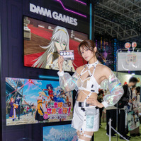 【TGS2026】「DMM GAMES」美女コンパニオンの大胆シルエットに注目！抜群のスタイルで魅せるミニスカ×サイバー衣装が眩しい【写真28枚】