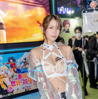 【TGS2026】「DMM GAMES」美女コンパニオンの大胆シルエットに注目！抜群のスタイルで魅せるミニスカ×サイバー衣装が眩しい【写真28枚】