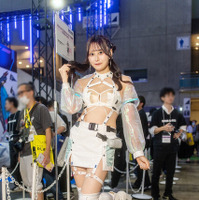 【TGS2026】「DMM GAMES」美女コンパニオンの大胆シルエットに注目！抜群のスタイルで魅せるミニスカ×サイバー衣装が眩しい【写真28枚】