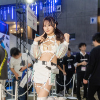 【TGS2026】「DMM GAMES」美女コンパニオンの大胆シルエットに注目！抜群のスタイルで魅せるミニスカ×サイバー衣装が眩しい【写真28枚】