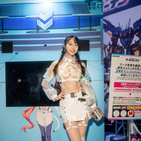 【TGS2026】「DMM GAMES」美女コンパニオンの大胆シルエットに注目！抜群のスタイルで魅せるミニスカ×サイバー衣装が眩しい【写真28枚】