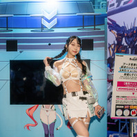 【TGS2026】「DMM GAMES」美女コンパニオンの大胆シルエットに注目！抜群のスタイルで魅せるミニスカ×サイバー衣装が眩しい【写真28枚】