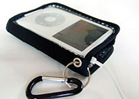 　ファブリックライフは、同社オンラインショップ「SUONO」において、iPod（第5世代）用ケース「tocca DUE for 30GB/60GB」を10月31日に発売した。価格はいずれも4,900円。