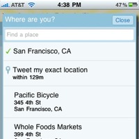 位置情報をツイートする際は、ツイートボックスの下の「Add your location」をクリックし、表示されたリストから選択