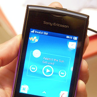 Walkman phone初めてのフルタッチ機種「Yendo」。背面パネルには10種類のカラーバリエーションを用意