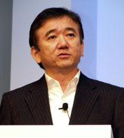 Sony Ericcsonでアジア太平洋市場を統括する石塚宏一氏。日本、台湾、韓国などでのXperia X10の好調ぶりを伝え、群雄割拠のスマートフォン市場においてXperiaは「Most entertaining smartphone」であるとアピールした