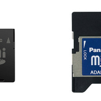 1GバイトのminiSDカード（左）、付属アダプター（右）