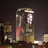 夜のヨハネスブルグの高層ビルに映し出される、メッセージ