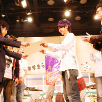 ポスターコンテストの授賞式も実施。優勝者のきよみかんさんには、松本氏が賞状を手渡した。紫色の背景のポスターで、松本氏の陰に一部が見える。