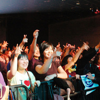 700平方メートル弱の広さのスタジオに、1,500名のお客さんが入場。最前部だけでなく、スタジオ入口の後方もかなりスペースのない状態だった。