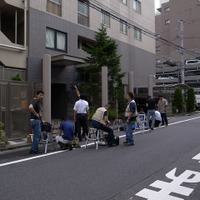 東京都墨田区の時津風部屋前では集まった報道陣で住宅地が騒然