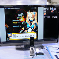 Zeemote SJ1は、大画面で携帯電話用のゲームを楽しむときに便利なほか、ファミリンク対応のSH-07Bならば、AQUOSのリモコン操作も行える