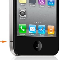 iPhone 4の内蔵アンテナは本体サイドの左下に収められている