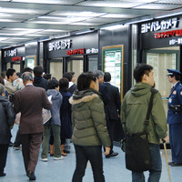 地下1階の入り口は、横浜駅西口地下街と直結。横浜駅から雨に濡れずにショッピングできる