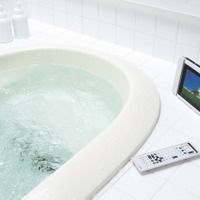 浴室で映画鑑賞が可能、ワイヤレス接続の防水7型液晶ディスプレイ 画像