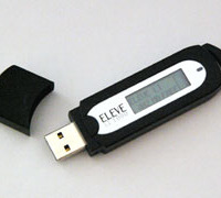 ソリッドアライアンス、液晶ディスプレイ搭載のUSBメモリ「ELEVE LI 1000」 画像