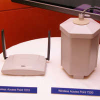 メッシュネットワークの中継装置 Wireless Access Point 7215（左）と同7220（右）